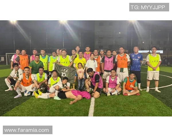 足球明星亲临现场与粉丝互动拍照分享快乐瞬间